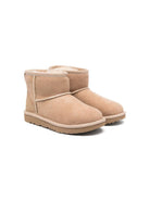 Stivaletti Classic II Mini per bambina UGG Kids beige con applicazione posteriore con logo - Rubino Kids