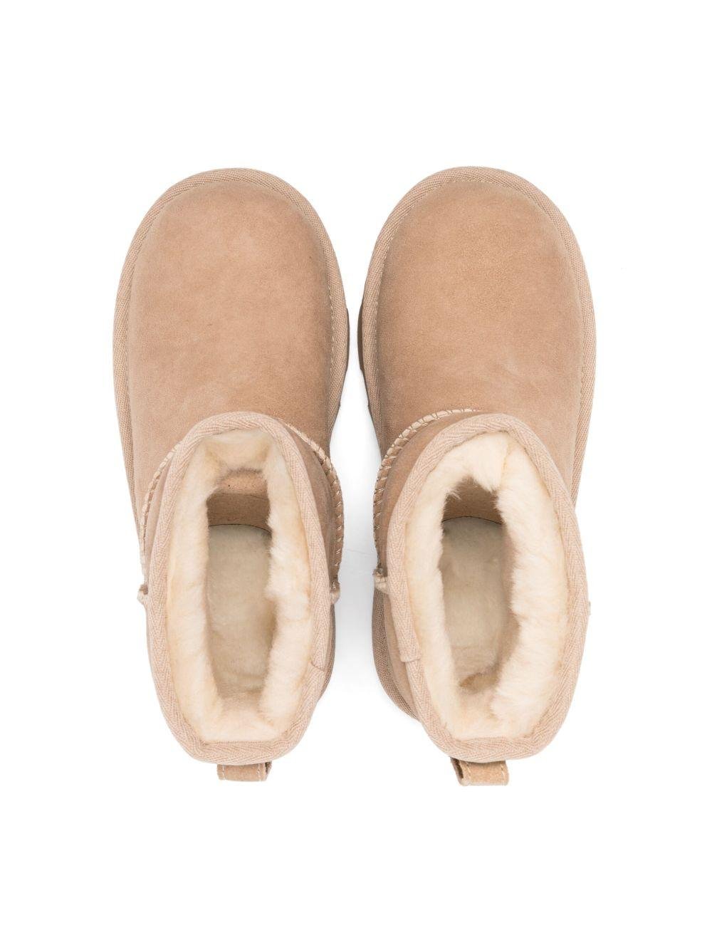 Stivaletti Classic II Mini per bambina UGG Kids beige con applicazione posteriore con logo - Rubino Kids