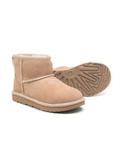 Stivaletti Classic II Mini per bambina UGG Kids beige con applicazione posteriore con logo - Rubino Kids