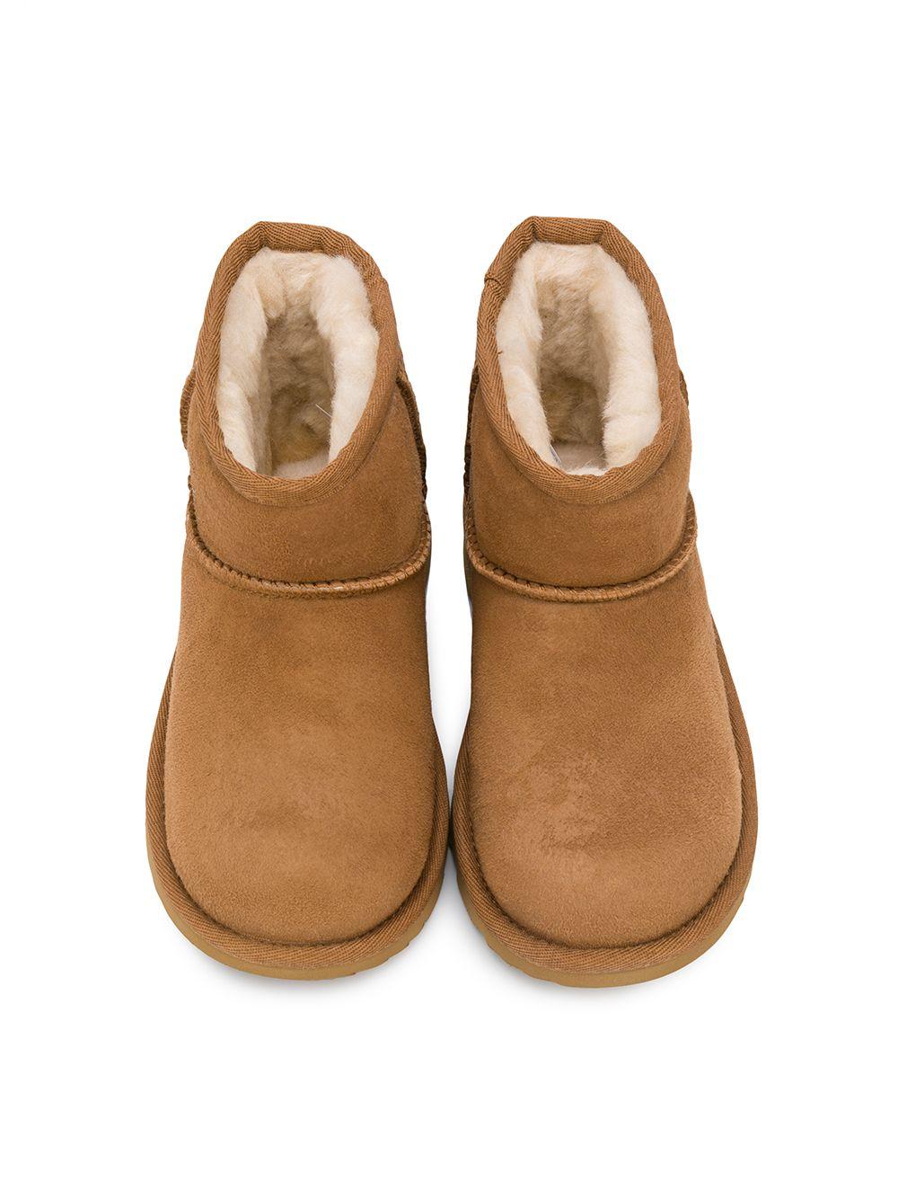 Stivali Classic II mini per bambina UGG Kids marroni con punta tonda - Rubino Kids