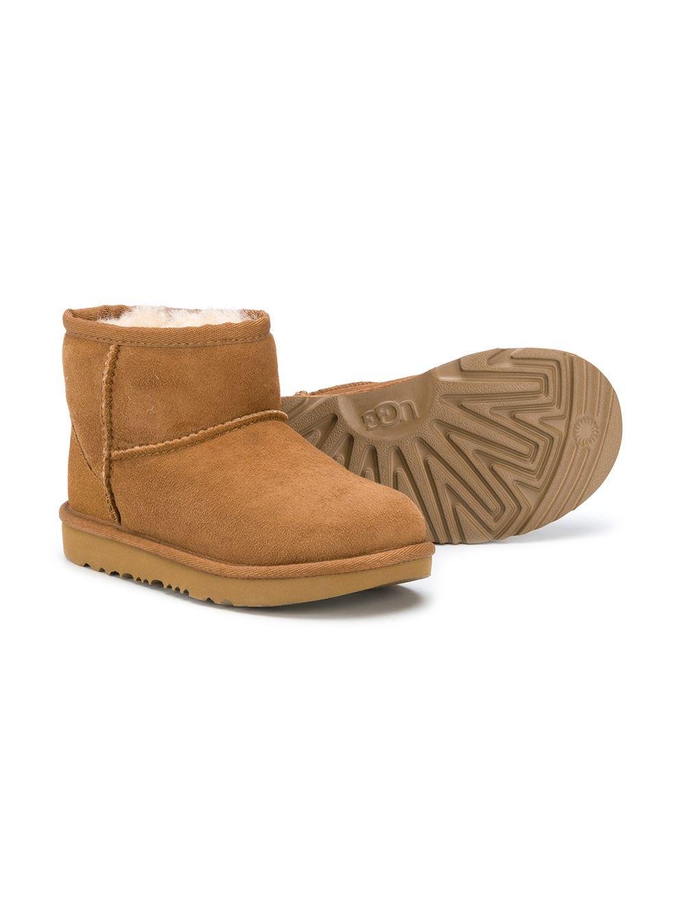 Stivali Classic II mini per bambina UGG Kids marroni con punta tonda - Rubino Kids