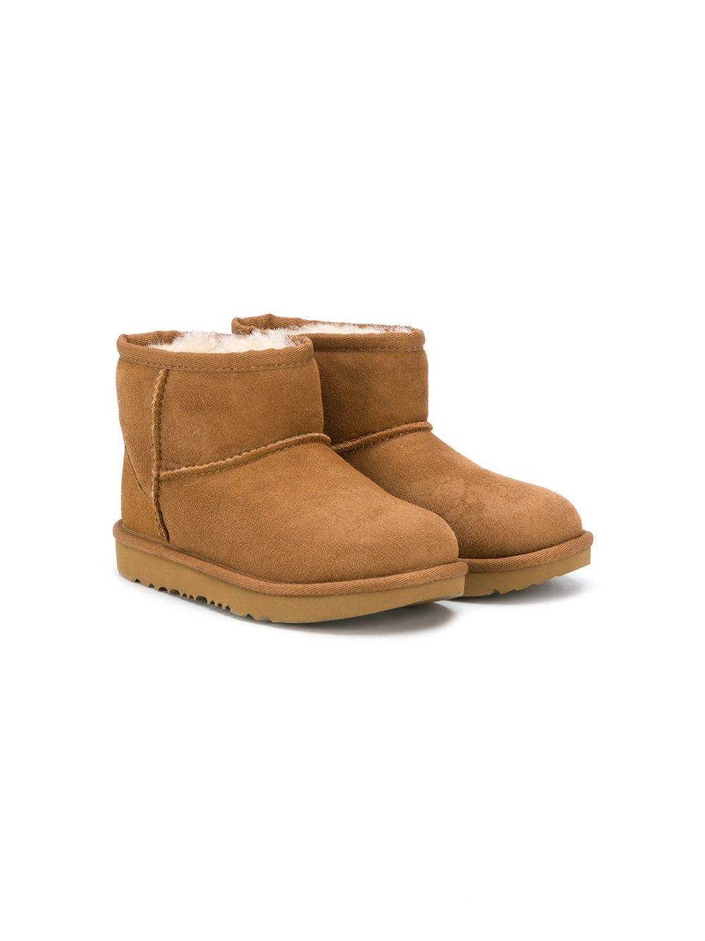 Stivali Classic II mini per bambina UGG Kids marroni con punta tonda - Rubino Kids
