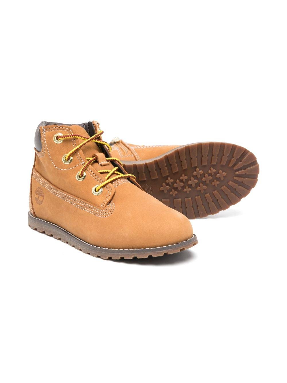 Stivali Pokey Pine per bambino Timberland Kids beige con logo laterale inciso - Rubino Kids