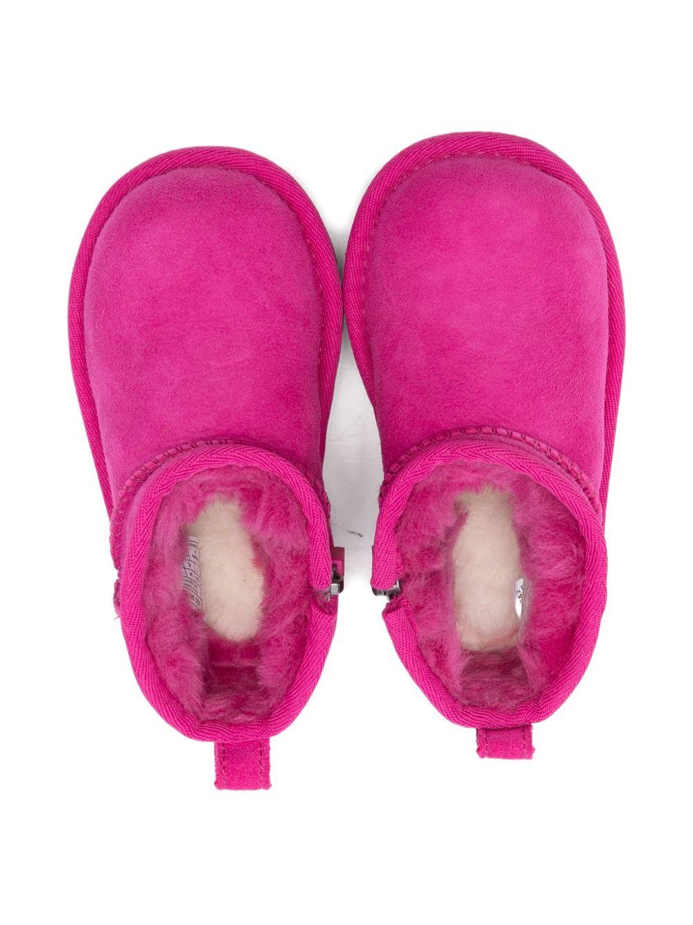 Stivali Ultra Mini classico per bambina UGG Kids fucsia con linguetta con logo - Rubino Kids