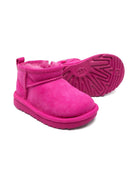 Stivali Ultra Mini classico per bambina UGG Kids fucsia con linguetta con logo - Rubino Kids