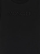 T-shirt per bambina Moncler Enfant nera con logo in rilievo e toppa sulla manica - Rubino Kids