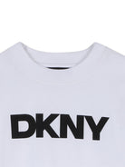 T-shirt per bambini DKNY Kids bianca con logo sul davanti - Rubino Kids