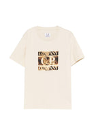 T-shirt per bambino C.P. Company Kids beige con stampa grafica sul davanti - Rubino Kids
