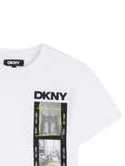 T-shirt per bambino DKNY Kids bianca con stampa grafica sul davanti - Rubino Kids