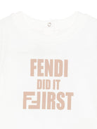 T-shirt per neonati Fendi Kids bianca con stampa del logo - Rubino Kids
